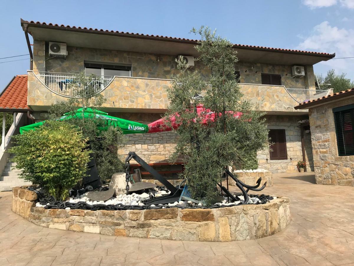 Tourist Farm With Apartments Fig Tree Dekani 外观 照片